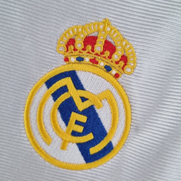 Camiseta Real Madrid 2000 escudo