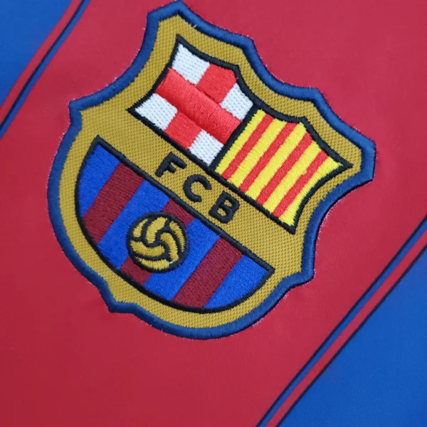 Camiseta FC Barcelona Ronaldinho 2003-2004 escudo