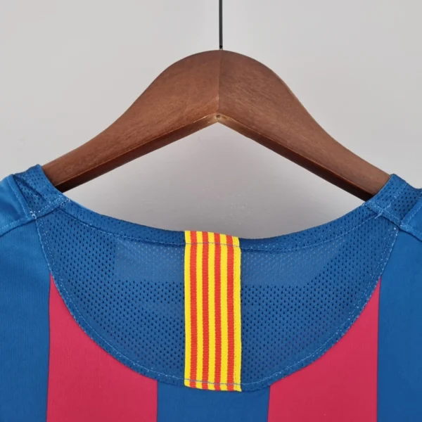 Camiseta FC Barcelona Ronaldinho 2005-2006 manga larga cuello anterior