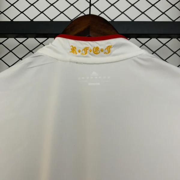 Camiseta España 2011 Blanca cuello anterior