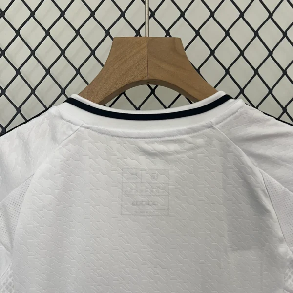 Conjunto Real Madrid niño 2024-2025 Mbappé cuello anterior