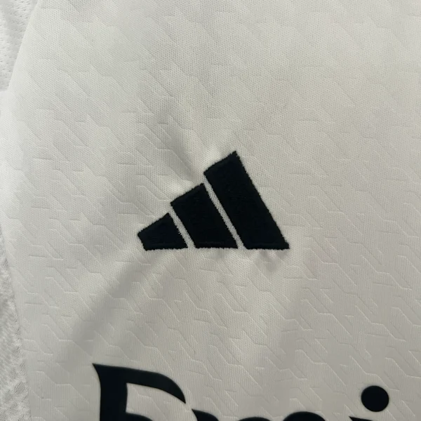 Conjunto Real Madrid niño 2024-2025 Mbappé logo