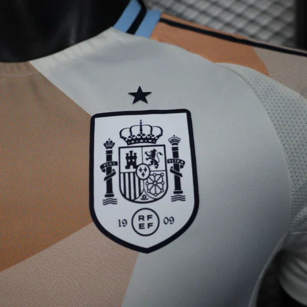 Nueva camiseta España 2025-2026 escudo