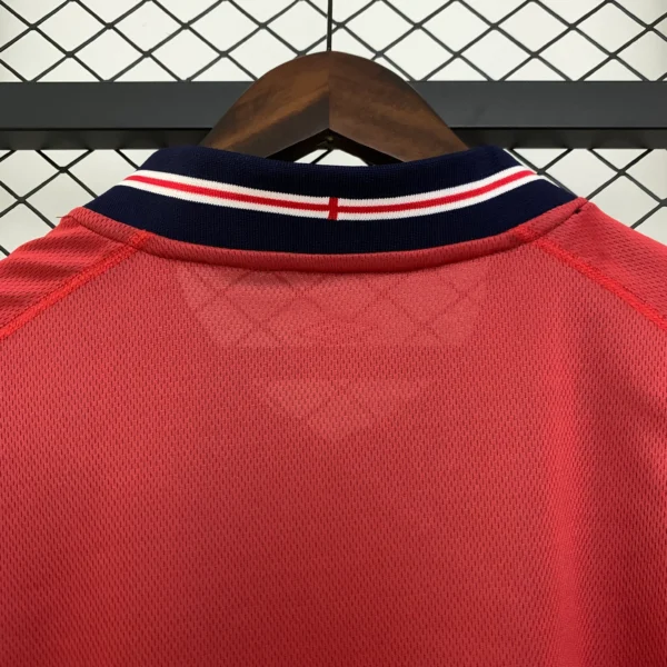 camiseta Inglaterra mundial 2002 roja cuello anterior