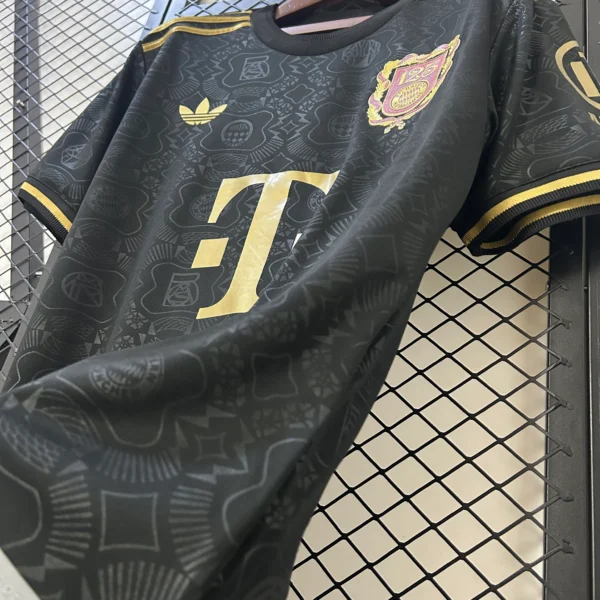 nueva camiseta bayern munich negro 2025 lateral