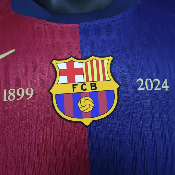 Camiseta FC Barcelona 125 aniversario 2025 escudo