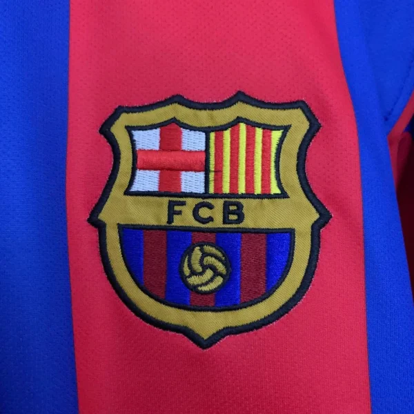 Camiseta FC Barcelona 2004-2005 Ronaldinho escudo