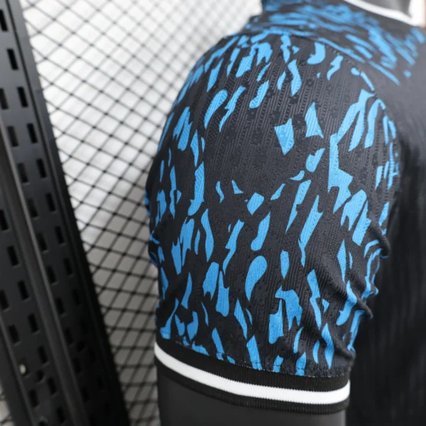 Camiseta FC Barcelona León azul 2024-2025 hombro