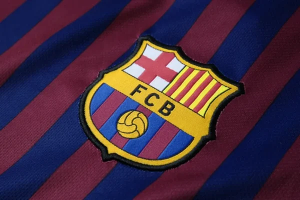 Camiseta FC Barcelona Messi 2018-2019 escudo