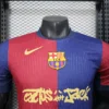 Camiseta FC Barcelona x Travis Scott 2024-2025 logo y escudo