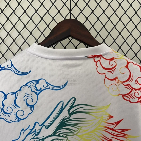 Camiseta Real Madrid 2024-2025 dragón Arcoíris cuello anterior