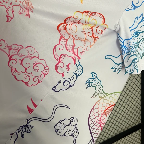 Camiseta Real Madrid 2024-2025 dragón Arcoíris lateral
