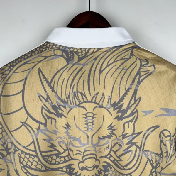 Camiseta Real Madrid Dorado 2023-2024 cuello anterior