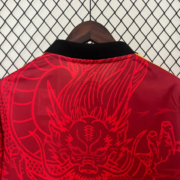 Camiseta Real Madrid Dragón Rojo 2024-2025 cuello anterior