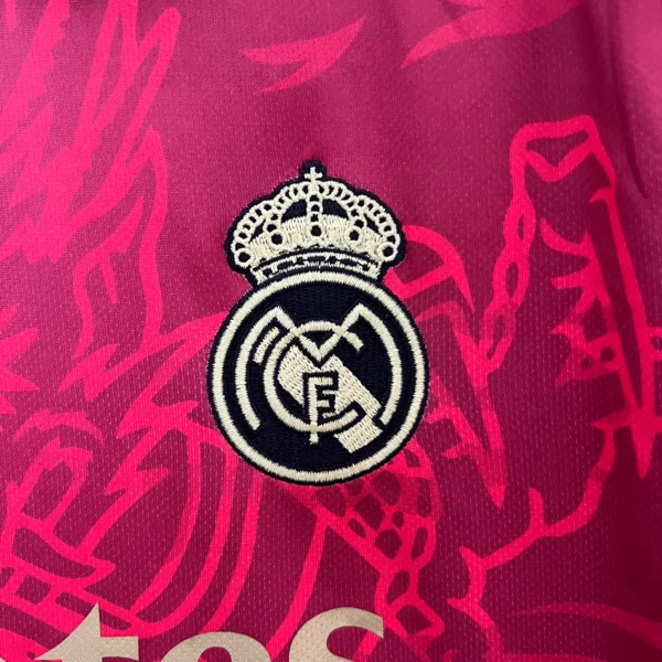 Camiseta Real Madrid Dragón Rojo 2024-2025 escudo