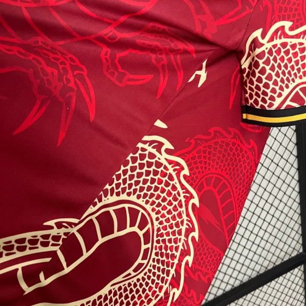 Camiseta Real Madrid Dragón Rojo 2024-2025 lateral
