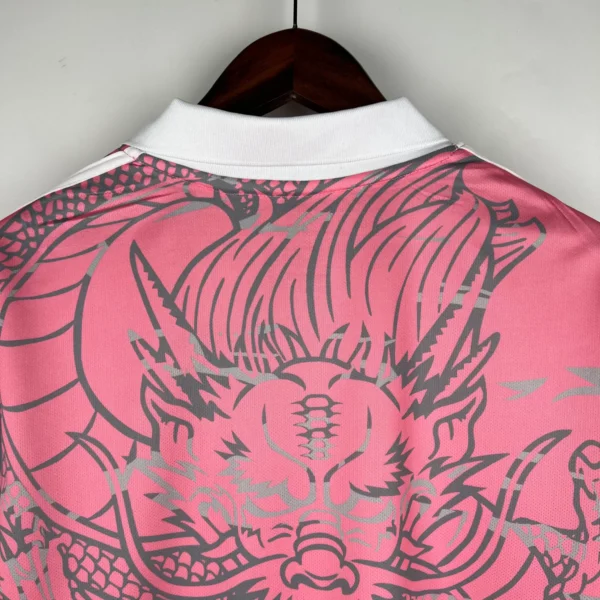 Camiseta Real Madrid Rosado 2023-2024 cuello anterior