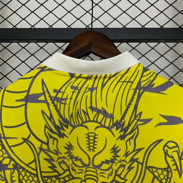 Camiseta amarillo Real Madrid 2025-2026 Dragon cuello anterior