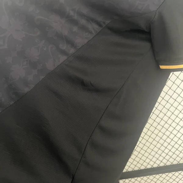 Camiseta del Valencia CF 2024-2025 negro lateral