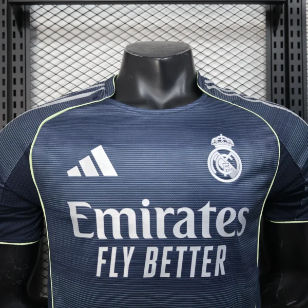 Camiseta negra Real Madrid 2025-2026 cuello