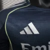 Camiseta negra Real Madrid 2025-2026 logo