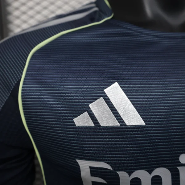 Camiseta negra Real Madrid 2025-2026 logo