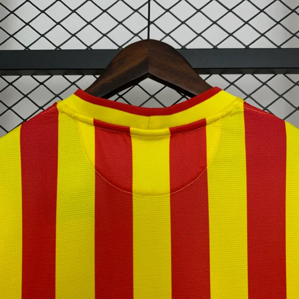 Camiseta retro FC Barcelona 2013-2014 amarillo-rojo cuello anterior