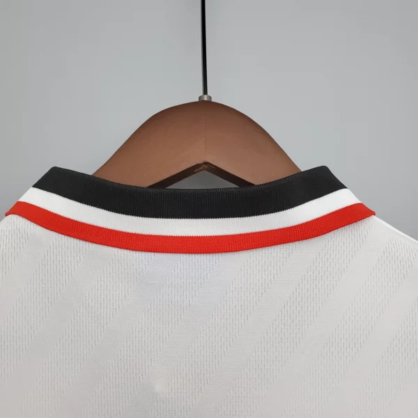 Camiseta retro Manchester United 1996-1997 blanca cuello anterior