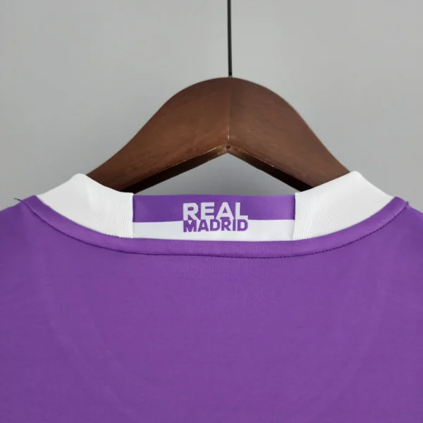 Camiseta retro Real Madrid 2016-2017 Morado cuello anterior