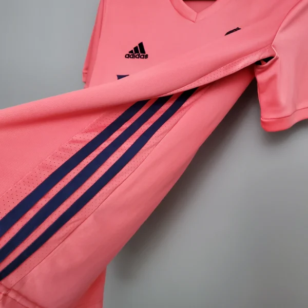 Camiseta retro Real Madrid 2020-2021 Rosa lateral