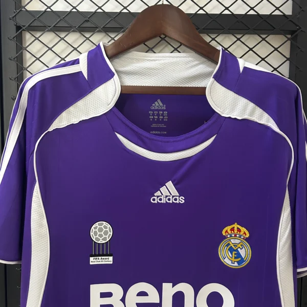 Camiseta retro Real Madrid morado 2006-2007 cuello