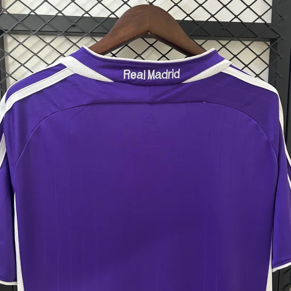 Camiseta retro Real Madrid morado 2006-2007 cuello anterior