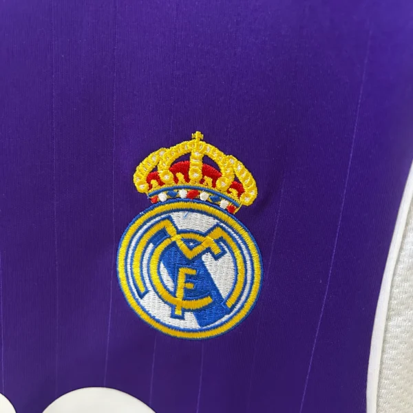 Camiseta retro Real Madrid morado 2006-2007 escudo