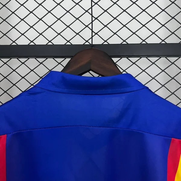 Camiseta retro Valencia CF 1980-1982 Kempes cuello anterior