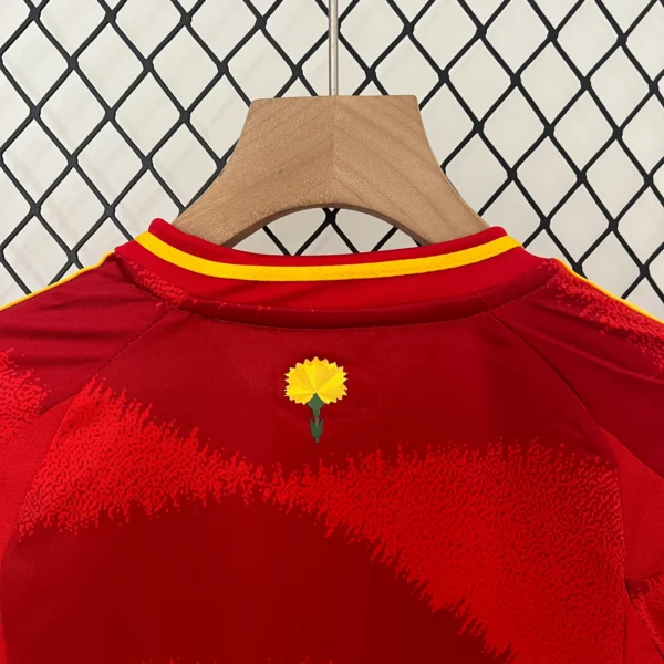 Conjunto España niño 2024 Yamal cuello anterior