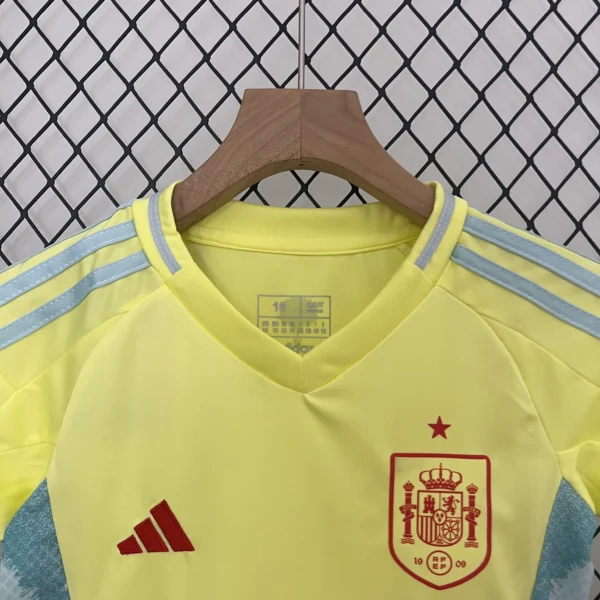 Conjunto España niño 2024 amarillo cuello