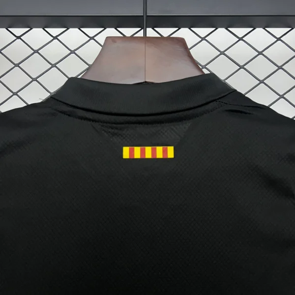 Conjunto niño FC Barcelona x Travis Scott 2024-2025 Negro cuello anterior
