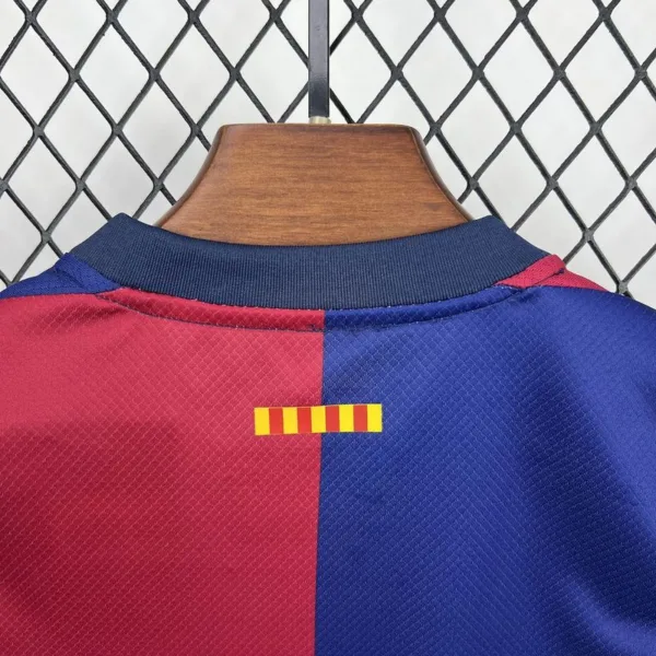 Conjunto niño Travis Scott x FC Barcelona cuello anterior