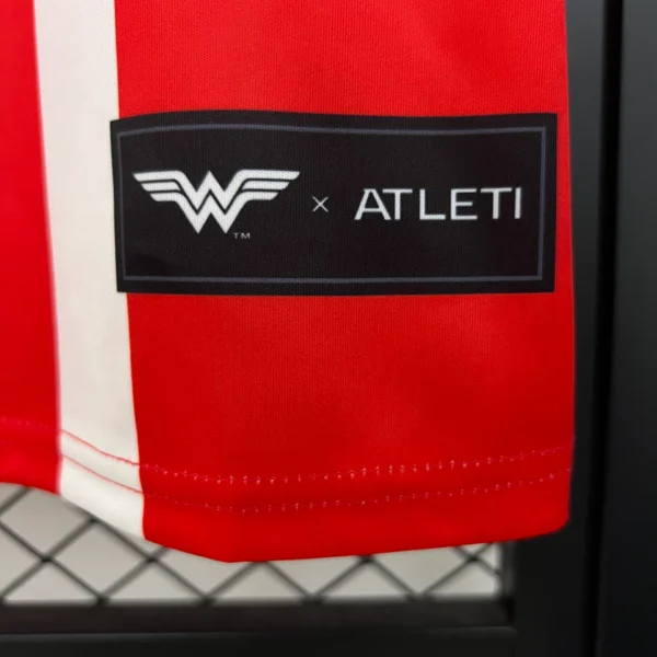 Nueva camiseta Atlético Madrid Wonder Woman 2025-2026 etiqueta