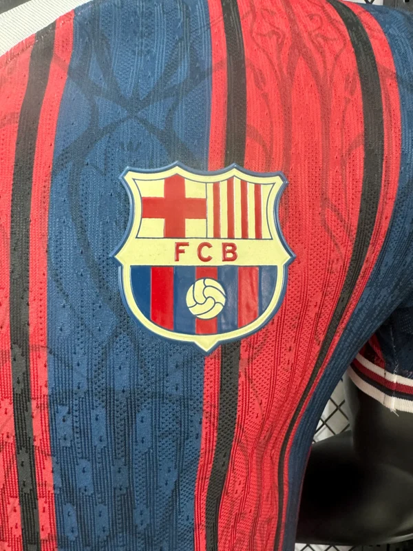 Nueva camiseta FC Barcelona 125 aniversario escudo