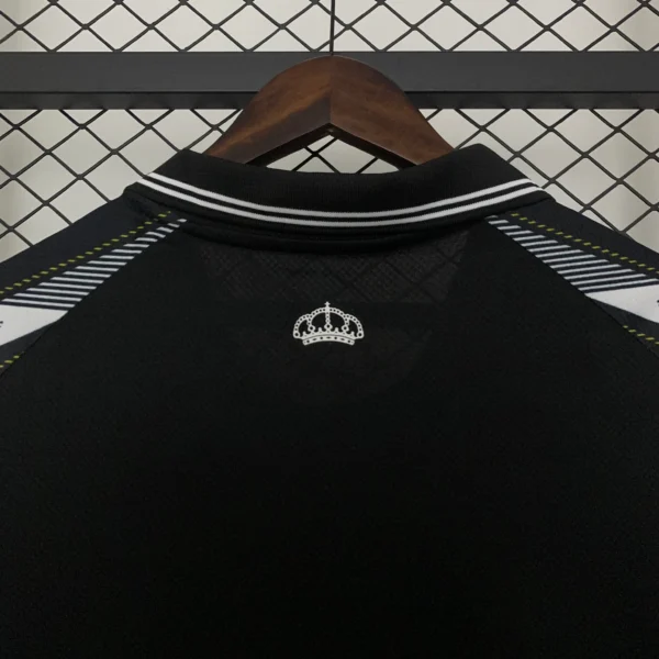 Nueva camiseta Real Madrid 2025-2026 negro cuello anterior