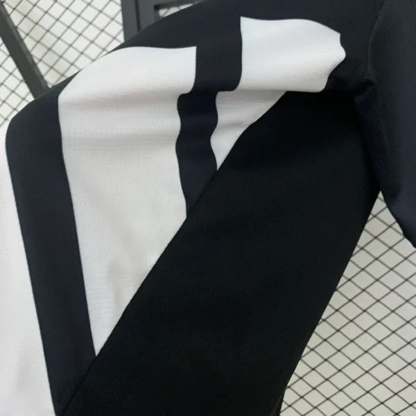 Nueva camiseta Real Madrid 2025-2026 negro lateral