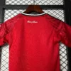 Nuevo Conjunto niño Manchester United 2025-2026 cuello anterior