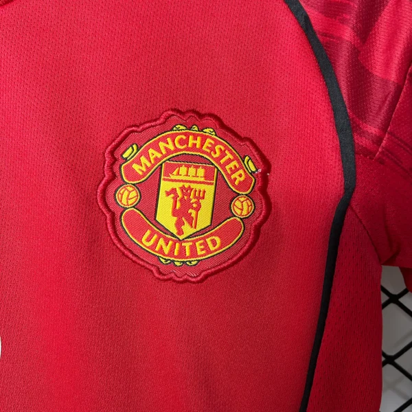 Nuevo Conjunto niño Manchester United 2025-2026 escudo