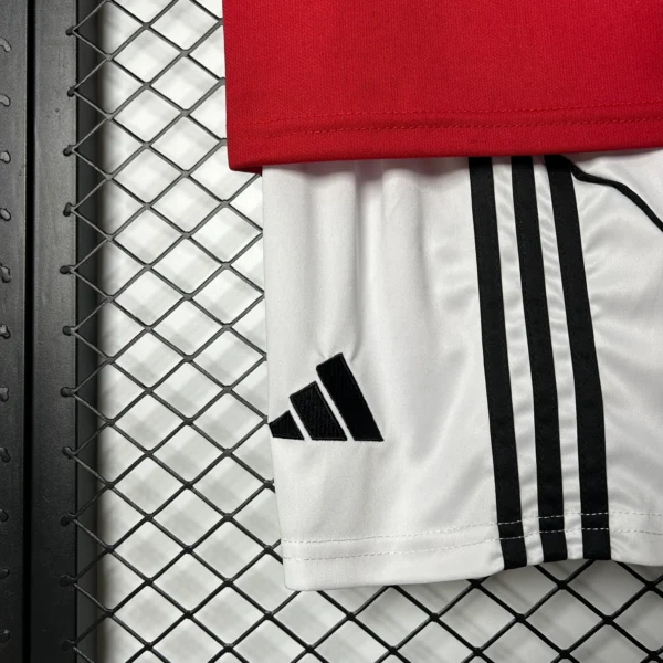 Nuevo Conjunto niño Manchester United 2025-2026 logo-1