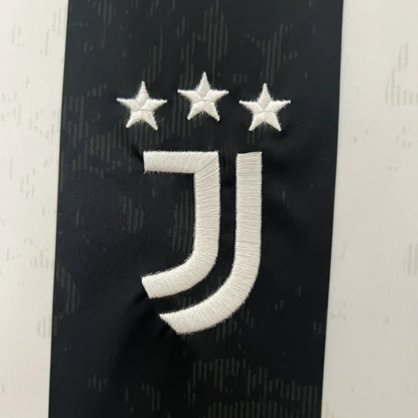 camiseta Juventus 2024-2025 escudo