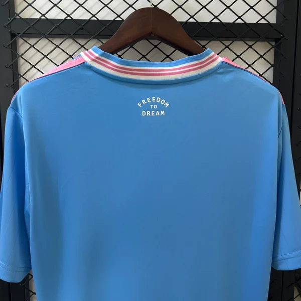 Camiseta Inter Miami Messi 2025-2026 celeste cuello anterior