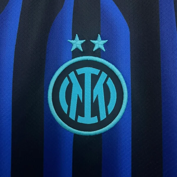 Camiseta Inter Milan Lautaro 2025-2026 escudo
