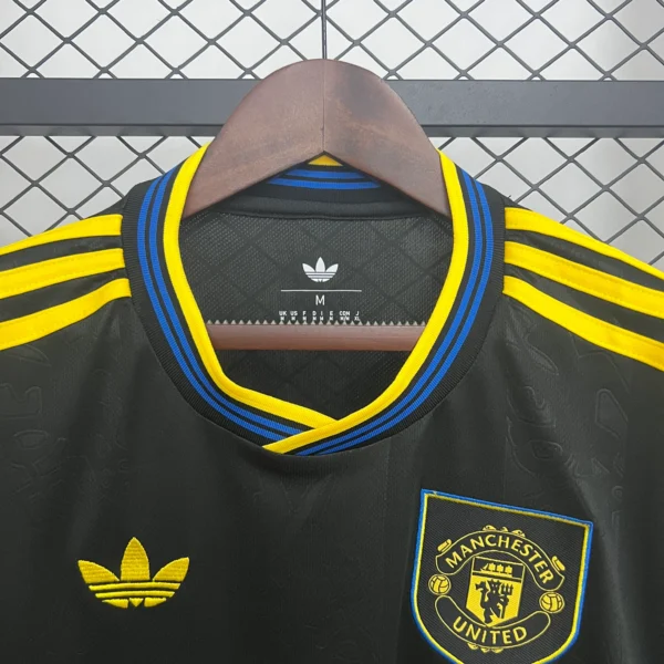 Camiseta Manchester United negra 2025-2026 cuello