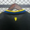 Camiseta Manchester United negra 2025-2026 cuello anterior